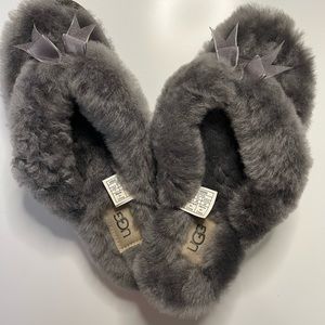 Ugg size 7 Gray Fluff II Flip Flop